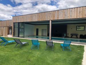 Bazén v ubytování Logement @ 10 personnes avec piscine intérieure 31 degrés zoo de la FLECHE 24 h du Mans nebo v jeho okolí