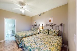 Un dormitorio con dos camas y un ventilador de techo. en Phoenix V 1213, en Orange Beach 26 fotos más