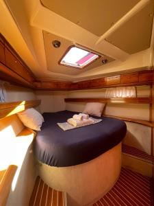 ein kleines Bett auf der Rückseite eines Bootes in der Unterkunft AIDA Sailing Boat in Thessaloniki