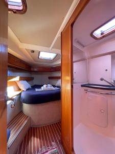 ein kleines Zimmer mit einem Bett in der Mitte in der Unterkunft AIDA Sailing Boat in Thessaloniki