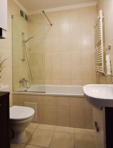Kúpeľňa v ubytovaní APARTAMENTY TR 11 Apartament nr 4 + 13 fotografií