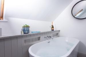 Koupelna v ubytování The Haybarn + 24 fotografií