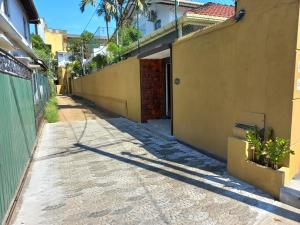 un callejón con un edificio y un edificio en Paramount Residence 5 en Peliyagoda