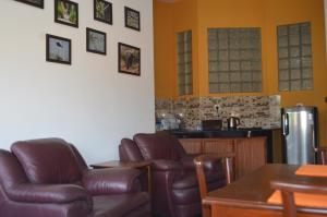 Paramount Residence 5 في Peliyagoda: غرفة معيشة مع كرسيين جلديين وطاولة