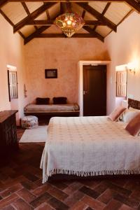 1 dormitorio con 1 cama grande y 1 sofá en Room in Villa - Beautiful Accommodation At The Heart Of Andalusia, en Puente Genil