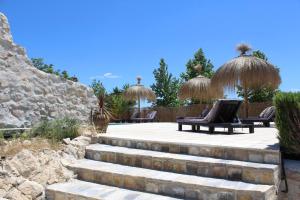 una rampa di scale con sedie e ombrelloni di Beautiful Accommodation At The Heart Of Andalusia a Puente Genil