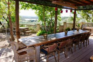 una mesa de madera y sillas en una terraza en Room in Villa - Beautiful Accommodation At The Heart Of Andalusia, en Puente Genil