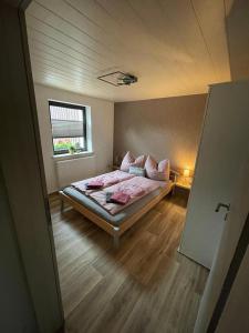 a bedroom with a bed and a window at Ferienwohnung Sonnenhof 