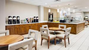 restauracja ze stołami, krzesłami i ladą w obiekcie Staybridge Suites Orlando Royale Parc Suites, an IHG Hotel w Orlando