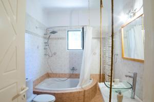 Koupelna v ubytování Sunset Apartments Free shuttle from Athen's Airport + 37 fotografií
