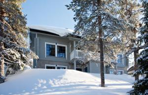 una casa con una entrada cubierta de nieve delante de ella en Kotamäki B, en Syöte
