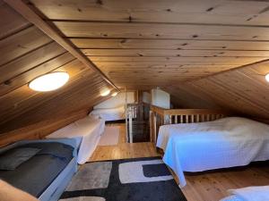 a room with two beds in a attic at Kotamäki B in Syöte