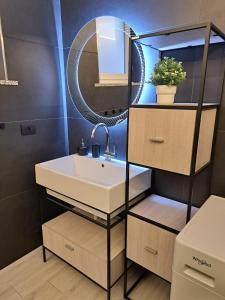 bagno con lavandino e specchio di Villa Green a Pianezza