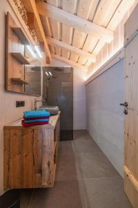 eine Küche mit einer Holztheke und einer Tür in der Unterkunft Ferienhütte Sternenblick in Großkirchheim