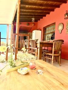 cocina y comedor con mesa de madera en Finca Chimaca en Arona