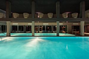 una gran piscina en un edificio por la noche en Balneario Segura de Baños, en Segura de los Baños