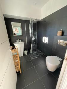 a bathroom with a toilet and a shower and a sink at Chambre luxe dans villa de standing avec piscine, accès discret et indépendant, terrasse arborée et parking privé in La Valette-du-Var