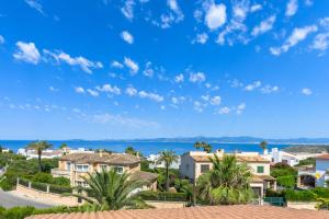 Una vista del océano desde una casa en 2263 Sunny holiday home with views over the bay of Palma, en Badia Gran