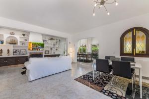 Una sala de estar con un sofá blanco y una mesa. en 2263 Sunny holiday home with views over the bay of Palma, en Badia Gran