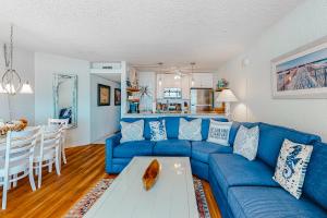 ein Wohnzimmer mit einem blauen Sofa und einem Tisch in der Unterkunft Pyramid V in Ocean City