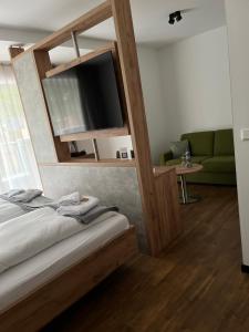 メッペンにあるHotel Knotenpunktのベッドルーム(ベッド1台、薄型テレビ付)