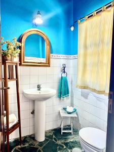 アロナにあるFinca Chimacaのバスルーム(洗面台、トイレ付)