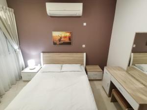 ein Schlafzimmer mit einem großen weißen Bett in einem Zimmer in der Unterkunft Al Muftah Homes in Doha