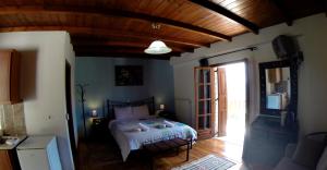 Postel nebo postele na pokoji v ubytování Koustenis Village