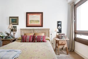 een slaapkamer met een groot bed en een raam bij La Casuca in Vejer de la Frontera +22 foto's