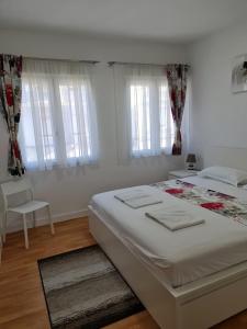 1 dormitorio blanco con 1 cama grande y ventanas en ARENAS 3 APARTAMENT, en Valencia