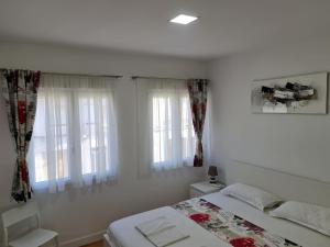 1 dormitorio blanco con 1 cama y 2 ventanas en ARENAS 3 APARTAMENT, en Valencia
