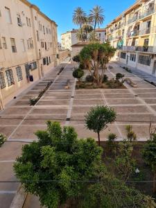 un aparcamiento vacío con palmeras y edificios en ARENAS 3 APARTAMENT, en Valencia