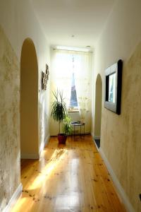 Televízia a/alebo spoločenská miestnosť v ubytovaní Apartament Parkowa