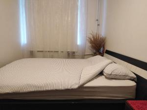 Postel nebo postele na pokoji v ubytování One bedroom apartment