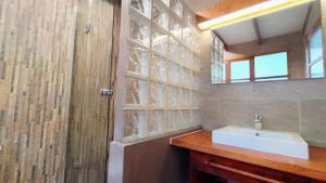 uma casa de banho com um lavatório branco e um espelho. em Casa Cavoquinho em Paul