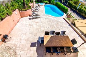 una vista aérea de un patio con sillas y una piscina en Villa Soleil d'Or, en Villefranche-sur-Mer 45 fotos más