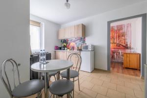 cocina con mesa y sillas en una habitación en Apartament Morcinka en Bytom