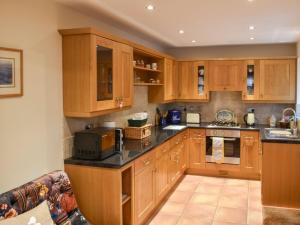A kitchen or kitchenette at Beckside Cottage