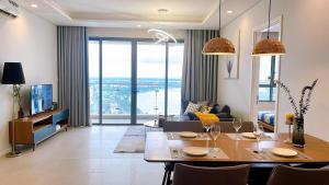 een woonkamer met een eettafel en een woonkamer bij €•€• Lux Riverview 2brs #diamondisland in Ho Chi Minh-stad