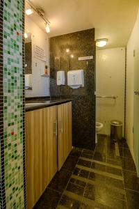 a bathroom with a sink and a toilet in it at Hotel Nacional Inn Curitiba Estação Shopping in Curitiba