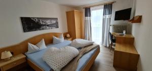 מיטה או מיטות בחדר ב-Alpenlandhaus