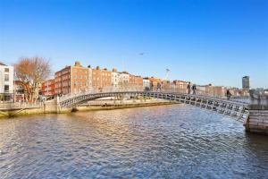 Most nad rzeką z chodzącymi ludźmi w obiekcie Delightful city centre apartment with balcony w Dublinie