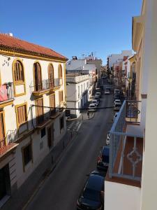 een uitzicht op een straat met auto's op de weg bij Maravilloso alojamiento en pleno centro de Dos Hermanas in Dos Hermanas