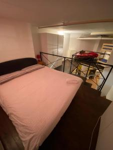 Кровать или кровати в номере Underground Haven and free parking +5 фотографий