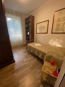 sypialnia z łóżkiem i drewnianą podłogą w obiekcie “Da Gio” in un antico borgo di Genova w Genui