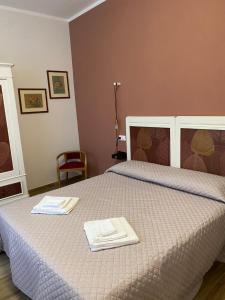 - une chambre avec un lit et 2 serviettes dans l'établissement “Da Gio” in un antico borgo di Genova, à Gênes