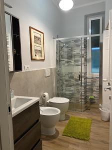 La salle de bains est pourvue d'une douche, de toilettes et d'un lavabo. dans l'établissement “Da Gio” in un antico borgo di Genova, à Gênes