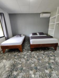 Een bed of bedden in een kamer bij Cabinas Maritza