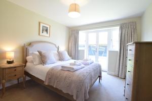 เตียงในห้องที่ Woodland Lodge, Aldeburgh