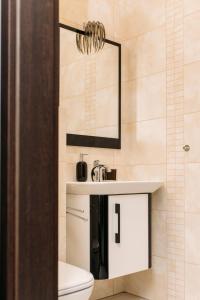 a bathroom with a sink and a mirror at Apartament 19 Delux- Bliżej Zdroju in Polanica-Zdrój
